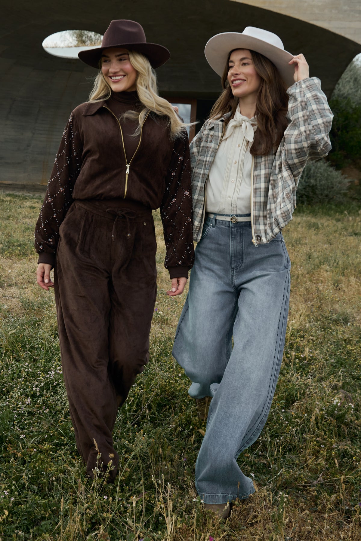 Taupe en offwhite Nukus jacket Dominique met ritssluiting en zachte stof, perfect voor casual en stijlvolle outfits.