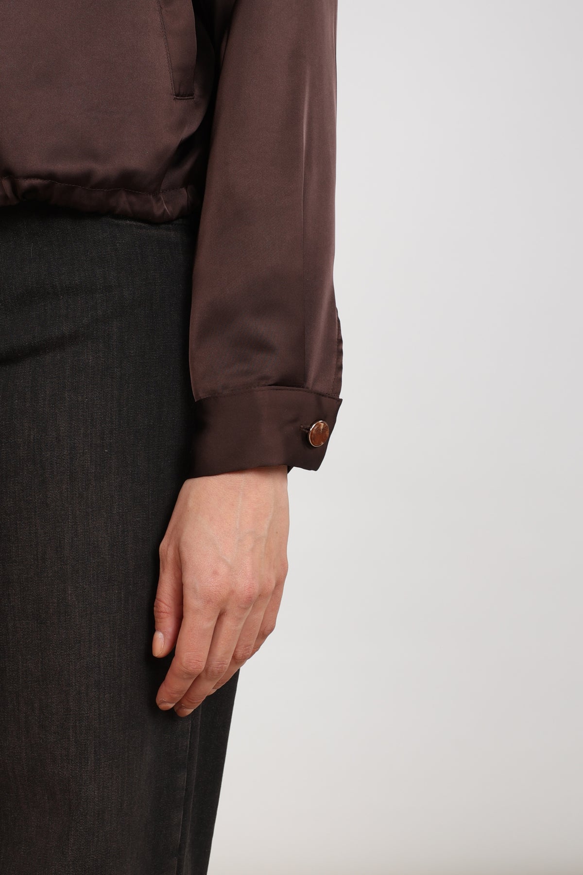 Donkere chocolade Nukus Doreen jas met capuchon en ritssluiting, comfortabel en stijlvol voor dames.