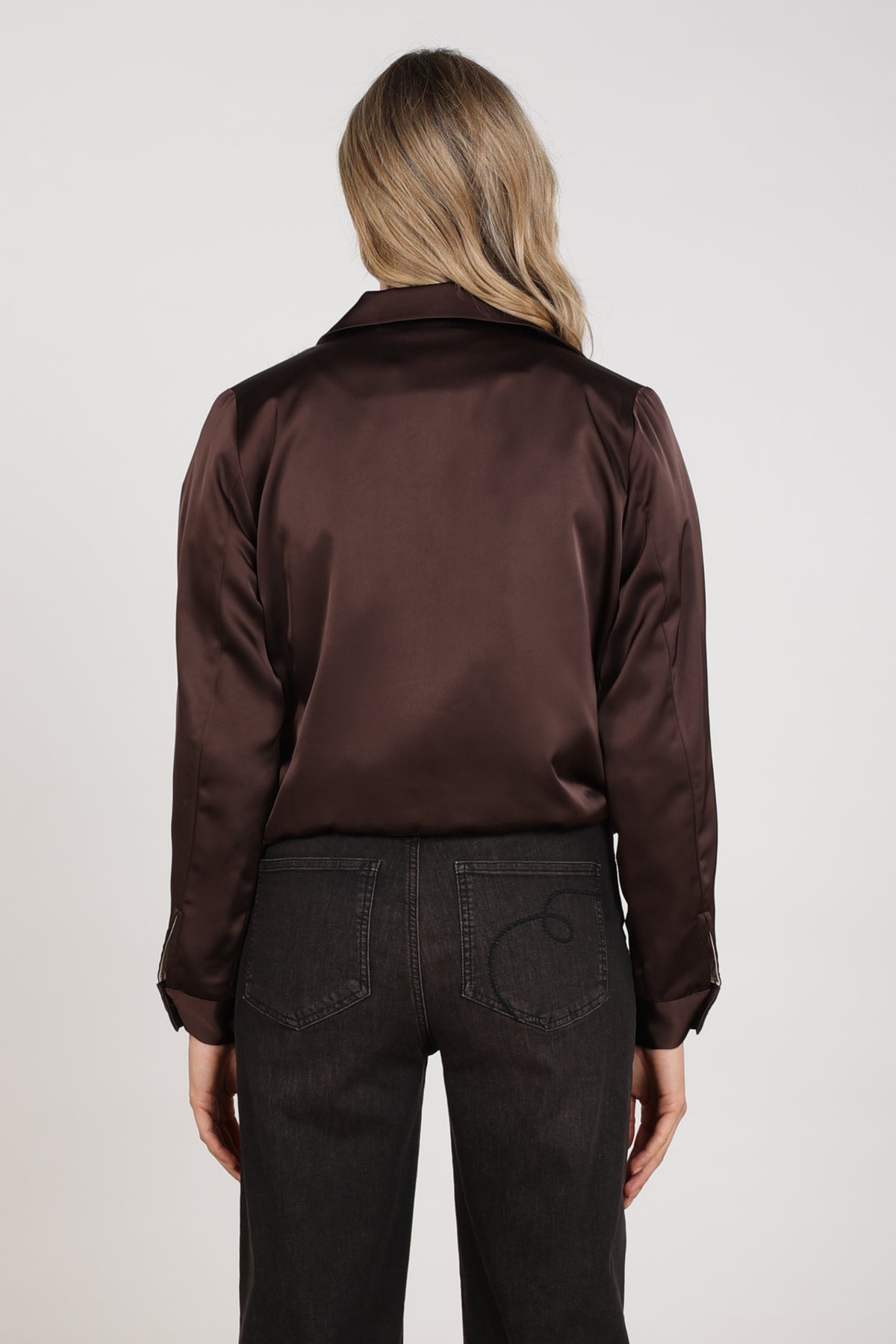 Donkerbruine Nukus Doreen jas met capuchon en ritssluiting, stijlvolle winterjas voor dames, op de website weergegeven.