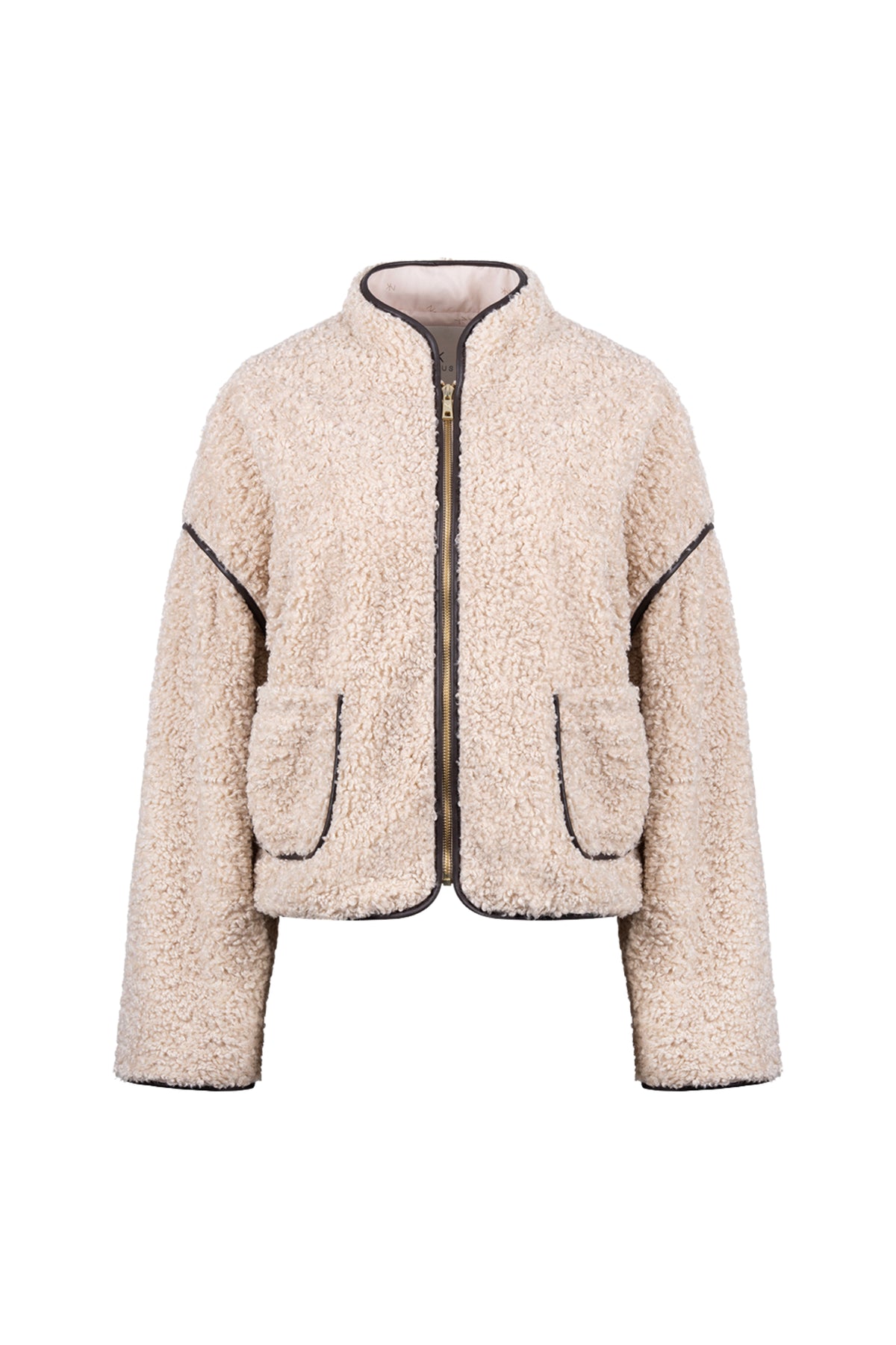 Nukus Heineke Sand jacket met capuchon, zachte stof en ritssluiting, gedragen door een model op de foto.