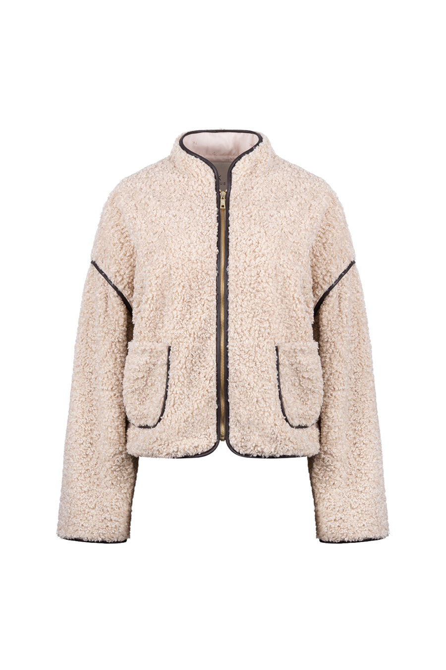 Nukus Heineke Sand jacket met capuchon, zachte stof en ritssluiting, gedragen door een model op de foto.