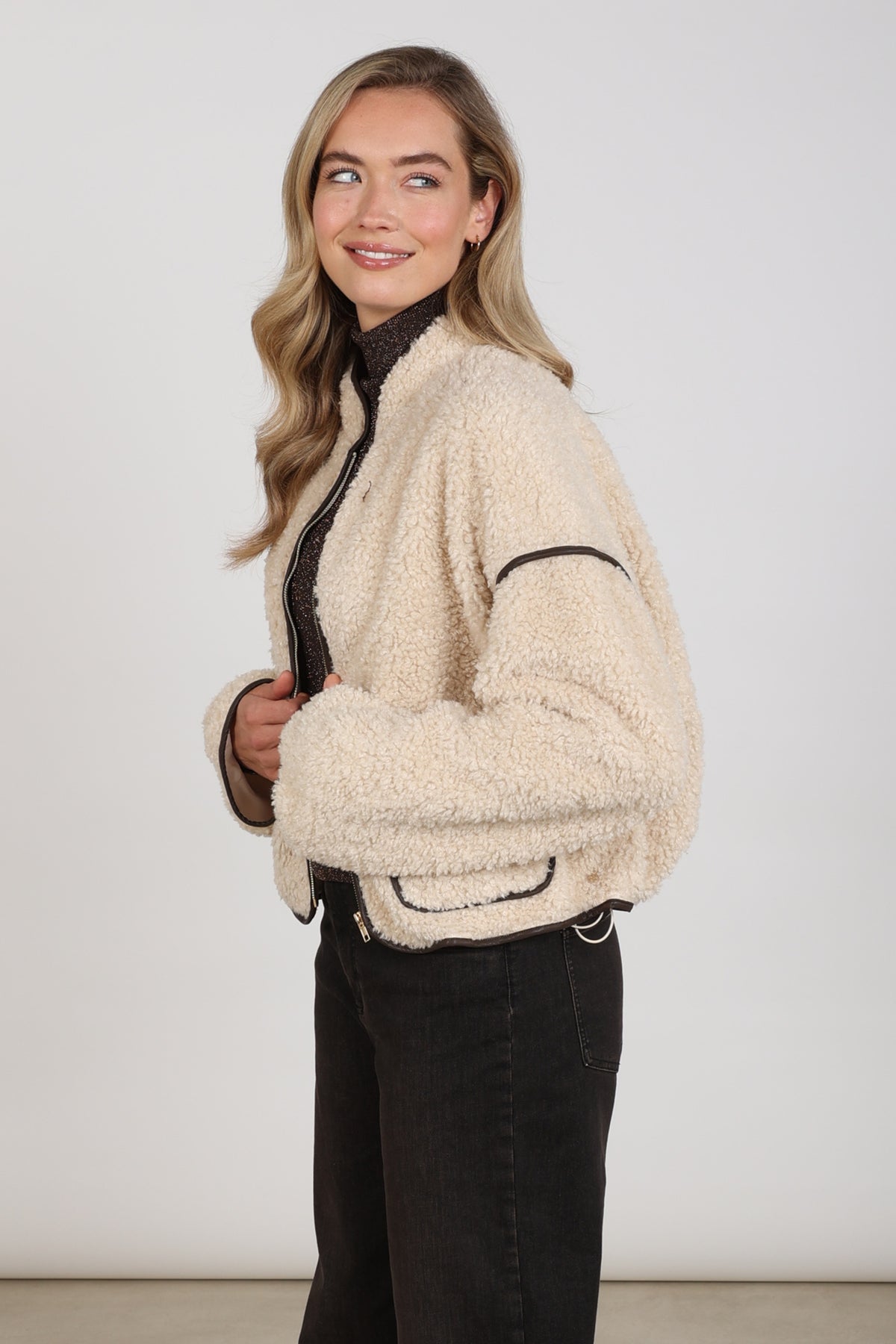 Lichte zandkleurige Nukus Heineke Jacket met capuchon en ritssluiting, geschikt voor frisse dagen.