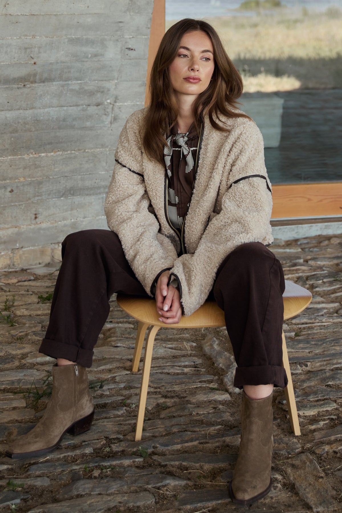 Nukus jacket Heineke Sand NKF13142, lichtgewicht sandkleurige jas met ritssluiting en capuchon, gedragen door een model.
