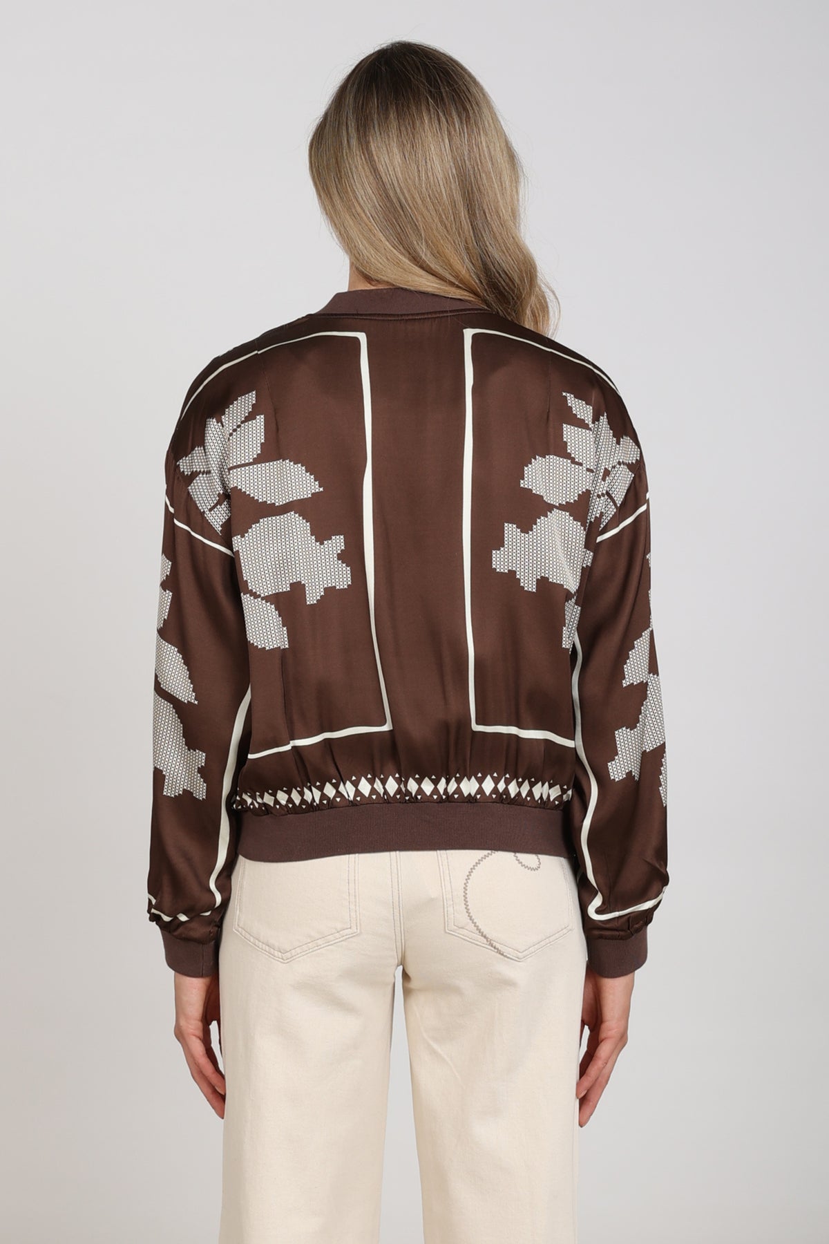 Nukus Davina Cross chocolade en offwhite jas met rits en capuchon, modieus en warm voor dames.
