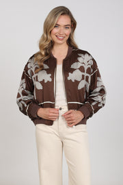Nukus Davina Cross chocolate en offwhite jack met rits en capuchon, modieus en warm, op een model gedragen.