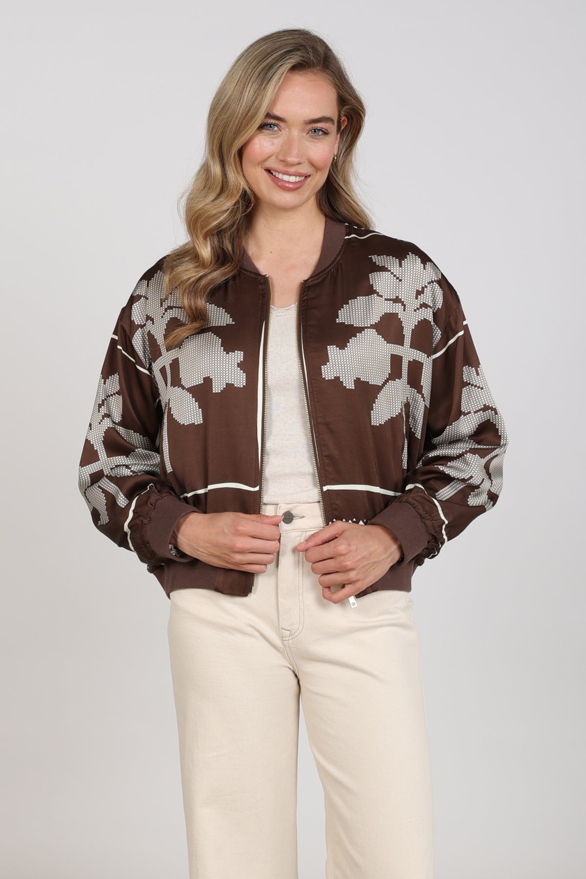 Nukus Davina Cross chocolate en offwhite jack met rits en capuchon, modieus en warm, op een model gedragen.