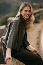 Nukus Mara PU Moss jas in kaki kleur met capuchon en ritssluiting, geschikt voor herfst en winter.