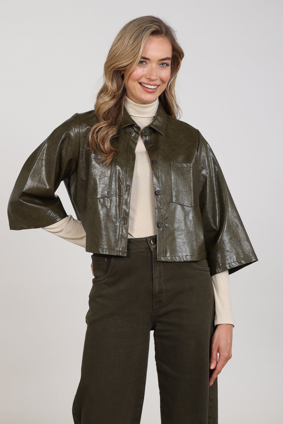 Nukus Mara PU Moss jack met capuchon en ritssluiting, donkergroen, modieus en waterbestendig voor dames.