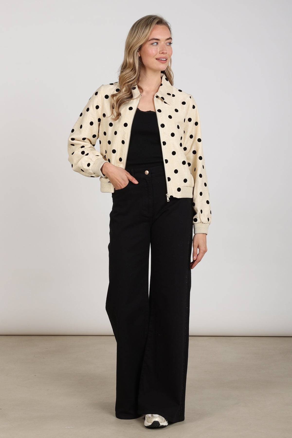 Nukus Noa Dots jas in offwhite en zwart met all-over stippenpatroon, korte mouwen en casual stijl, gedragen door een model.