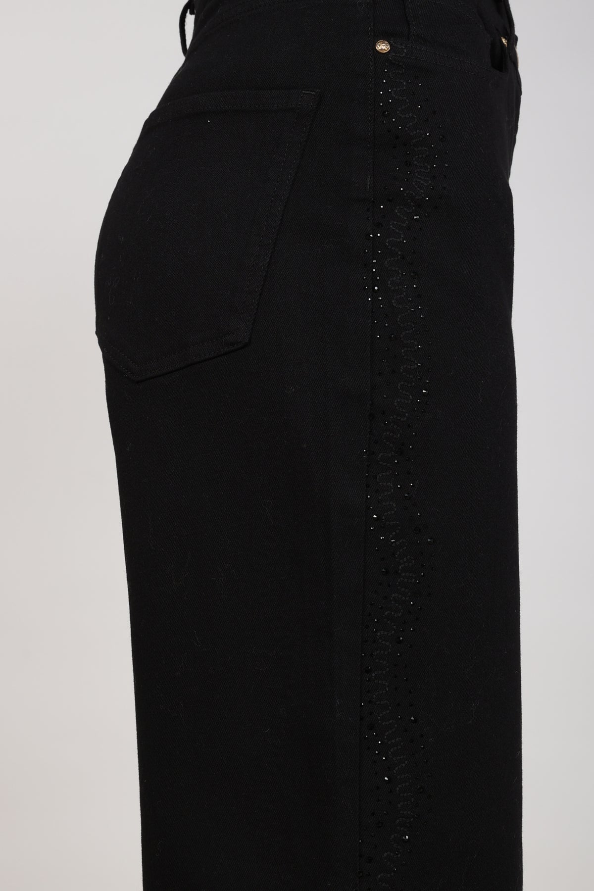 Zwarte jeans Tessa met strass details van Nukus, getoond in een modieuze pasvorm op een model.