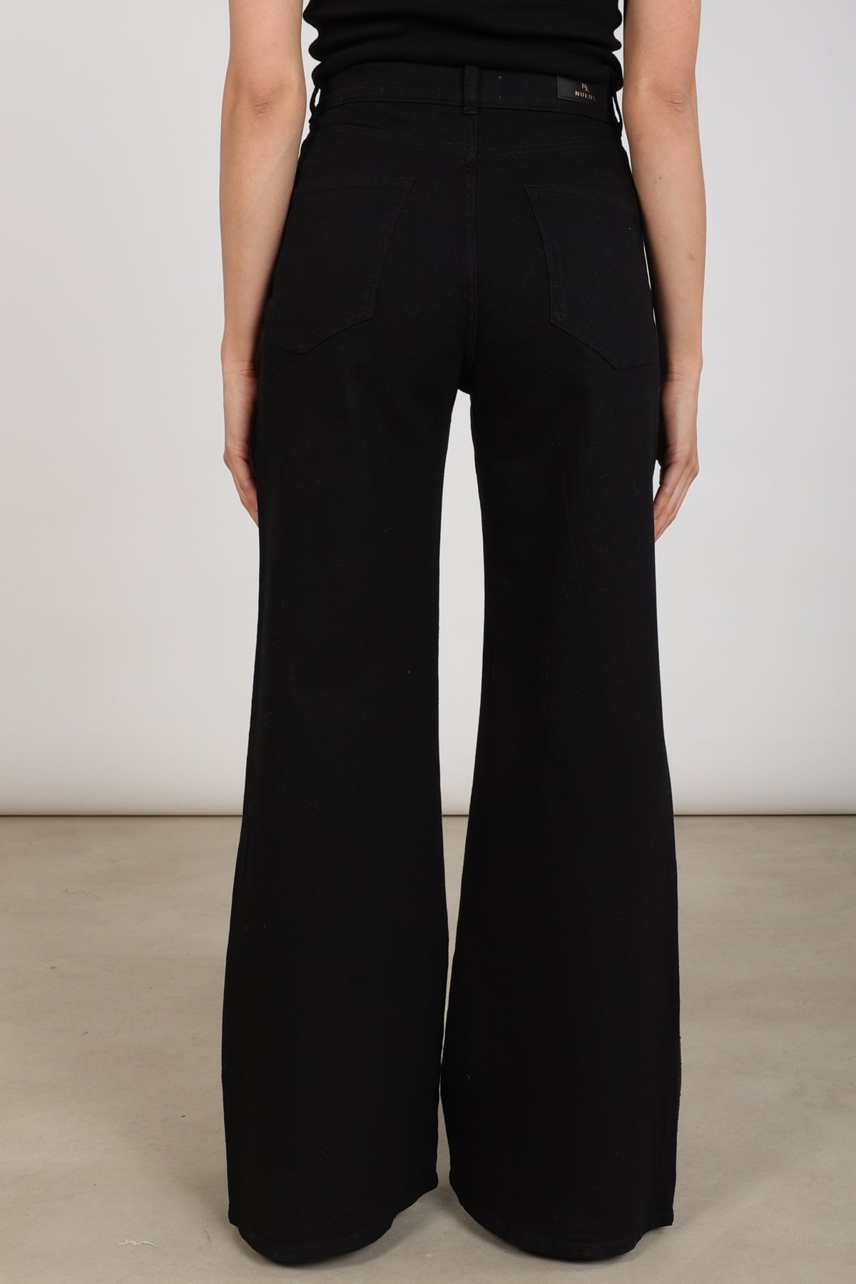 Zwarte jeans Tessa Strass van Nukus met versieringen, zichtbaar op de afbeelding.