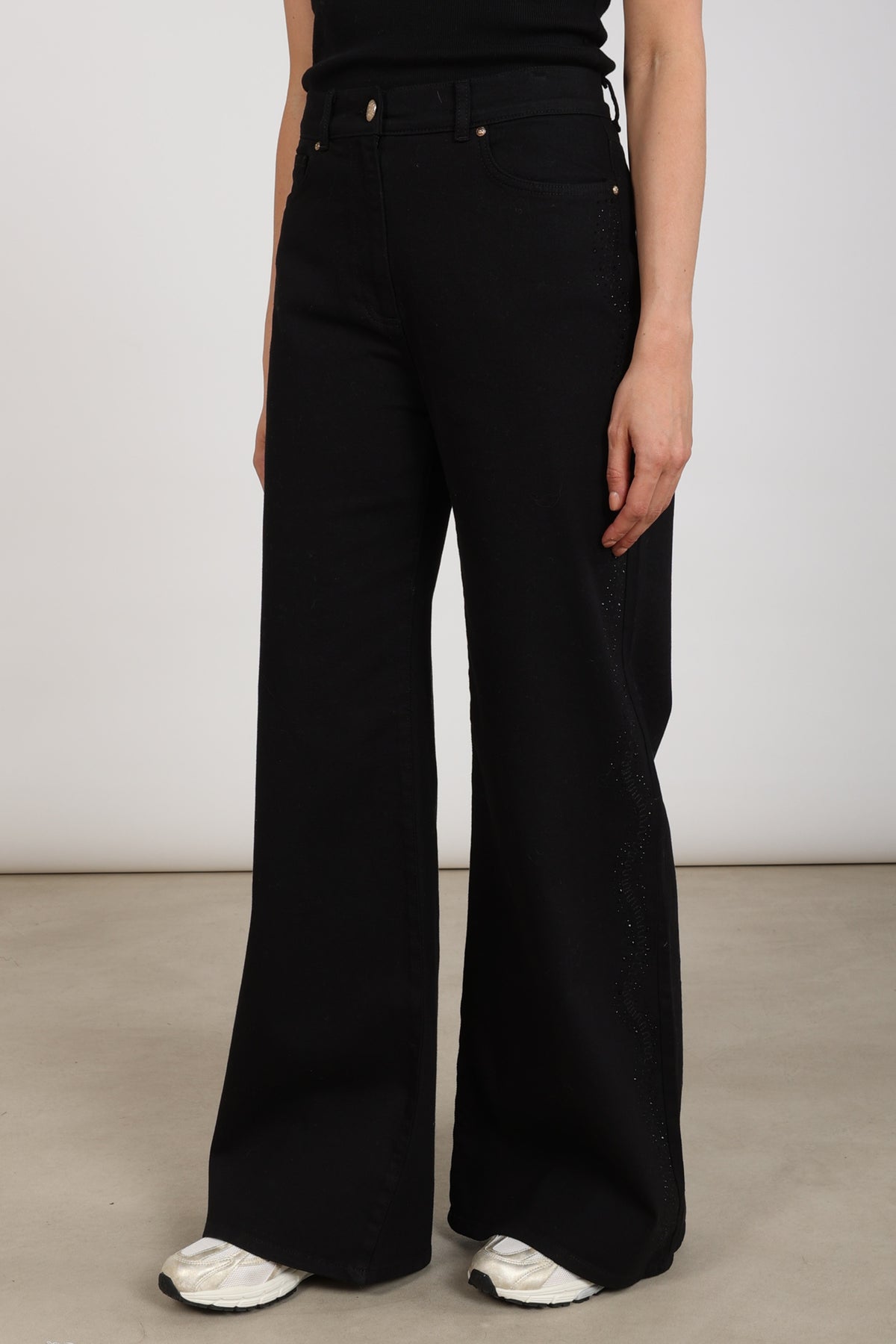 Zwarte jeans Tessa met strass details van Nukus, getoond op een model.