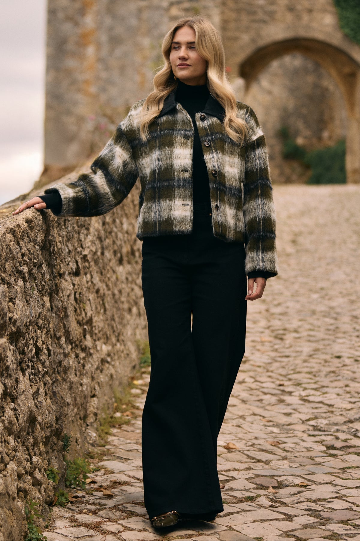 Zwarte jeans Tessa met strass details van Nukus, gladde pasvorm en modieus ontwerp, zichtbaar op de afbeelding.