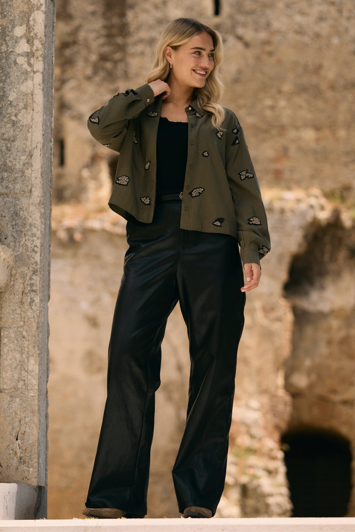 Zwarte Nukus Beverly broek met zakken van PU, getoond in een modieuze pasvorm en details op de afbeelding.