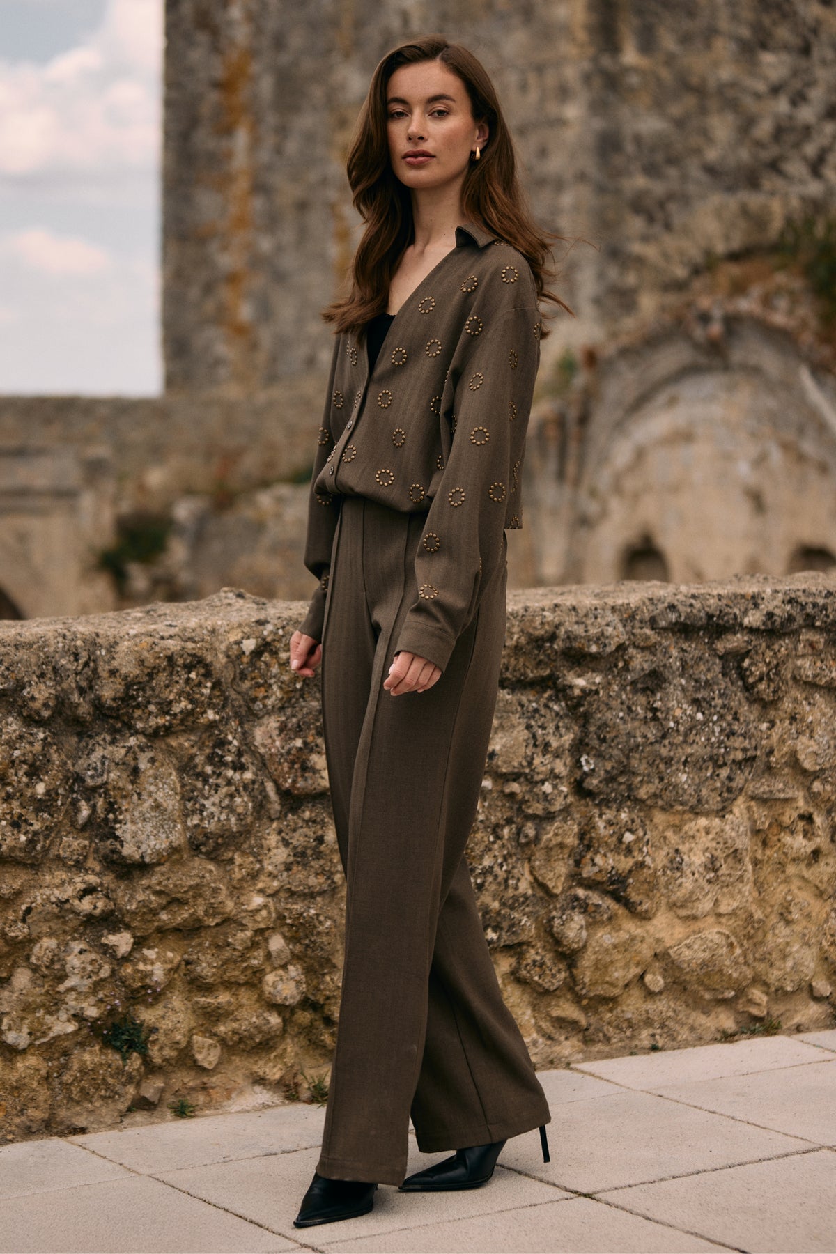 Nukus Jill Moss broek in beige met rechte pasvorm en tailleband, zichtbaar op de afbeelding.