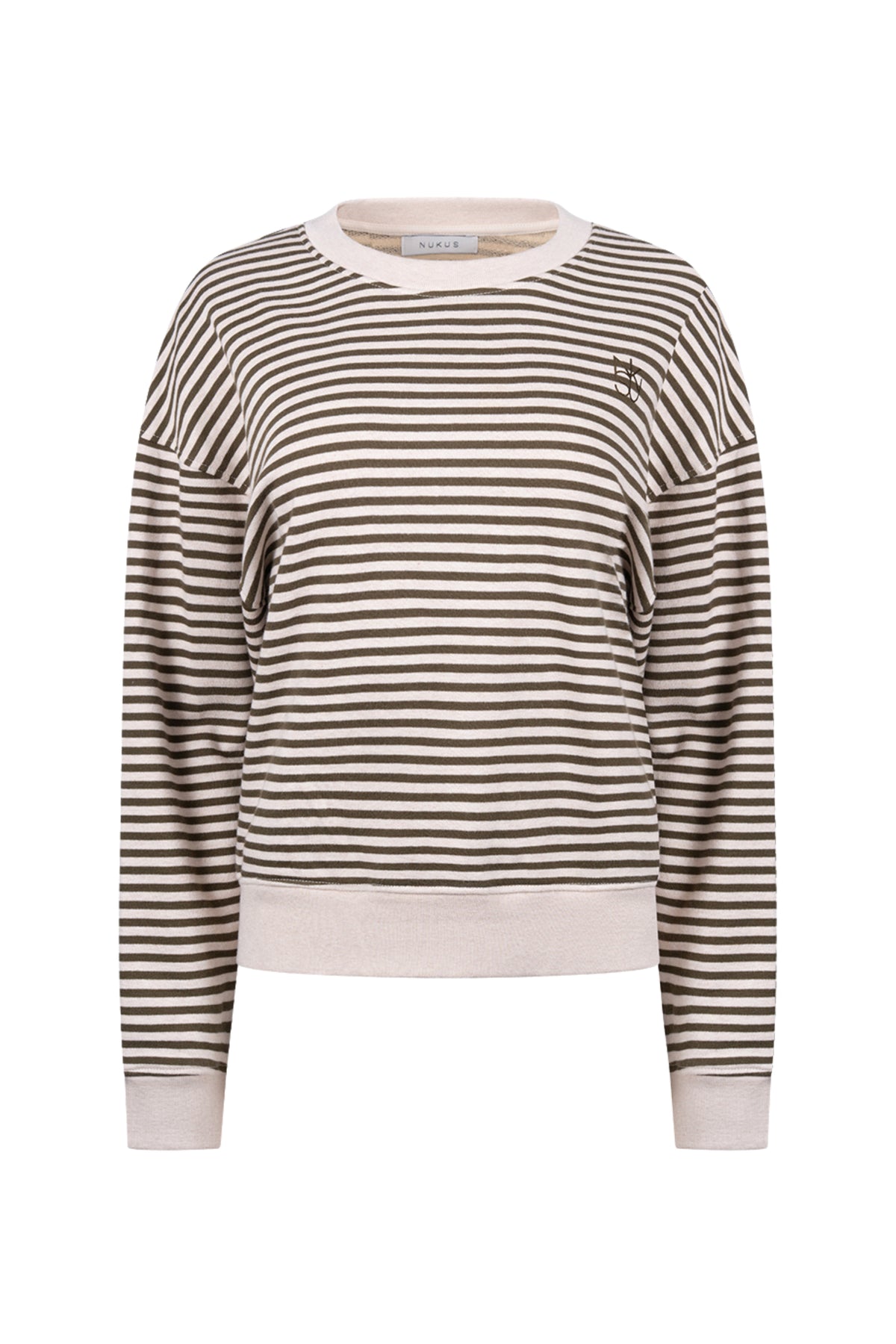 Nukus Nelly Stripe Sand Melange trui met geribbelde stof en strepen, gedragen door een model op de foto.