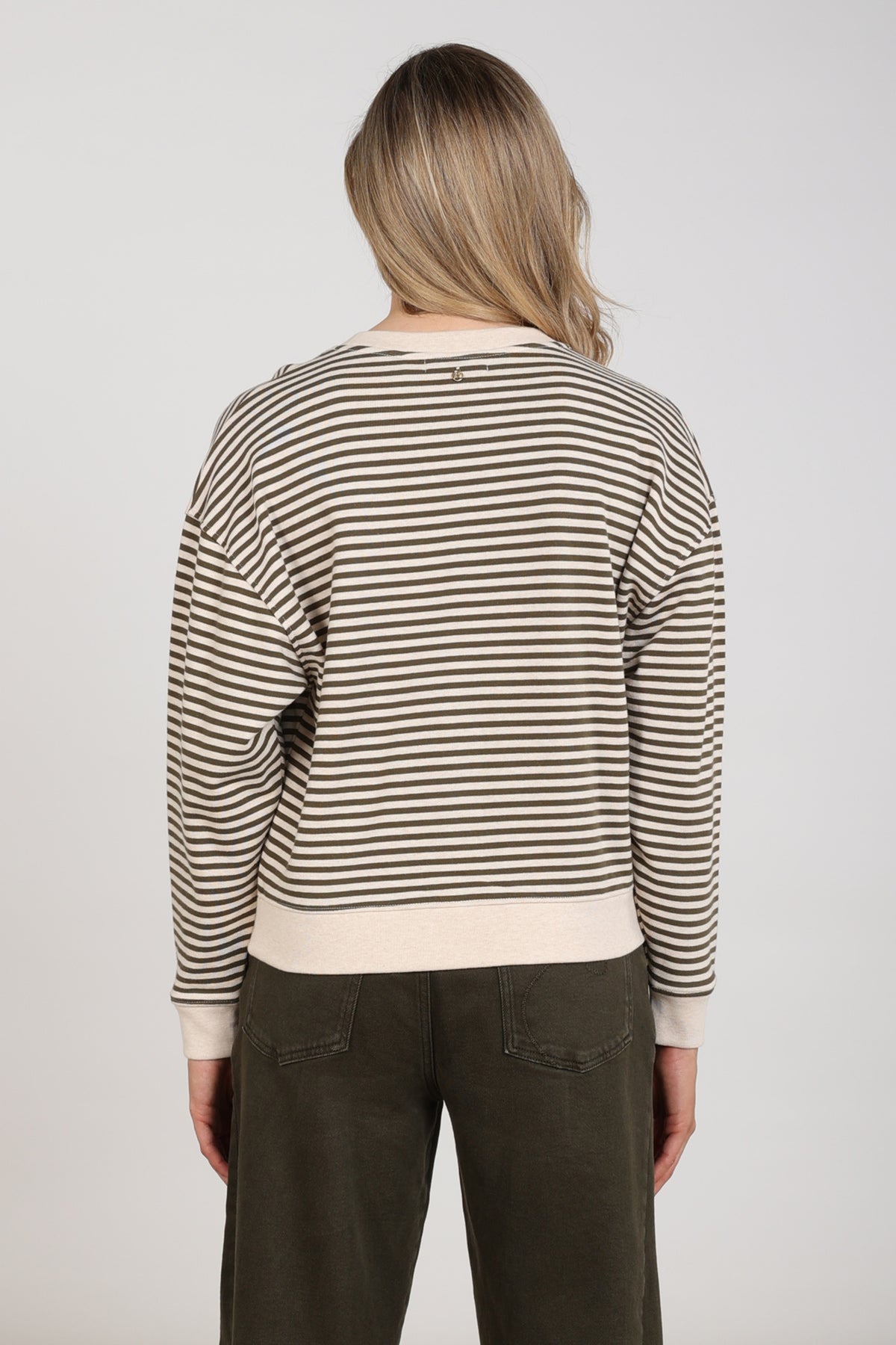 Nukus Trui Nelly Stripe Sand Melange met witte en zandkleurige strepen, zachte gebreide textuur en ronde hals.