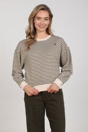 Nukus Nelly Stripe Sand melange trui met gebreide textuur en ronde hals, gedragen door een model.