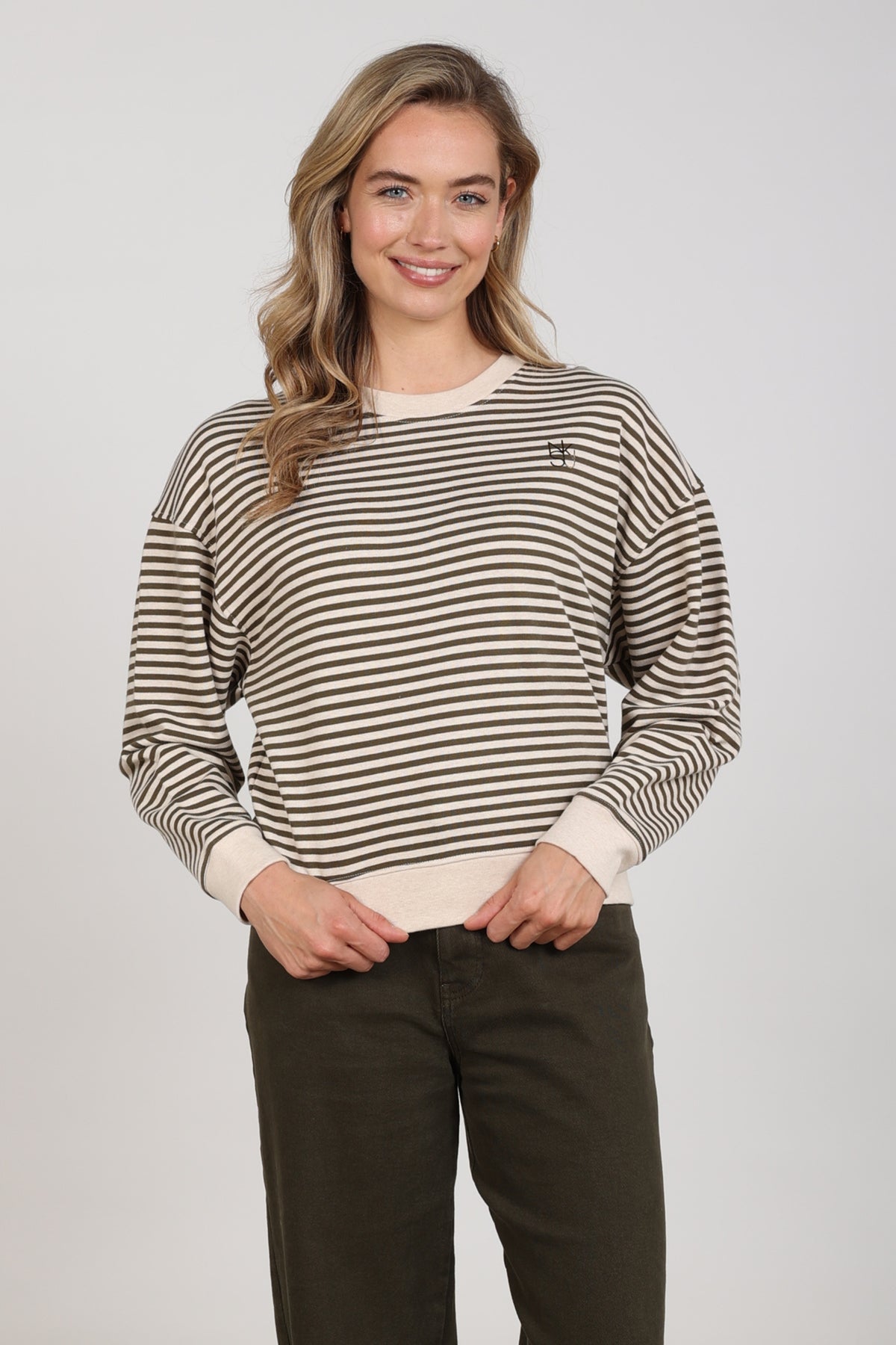 Nukus Nelly Stripe Sand melange trui met gebreide textuur en ronde hals, gedragen door een model.