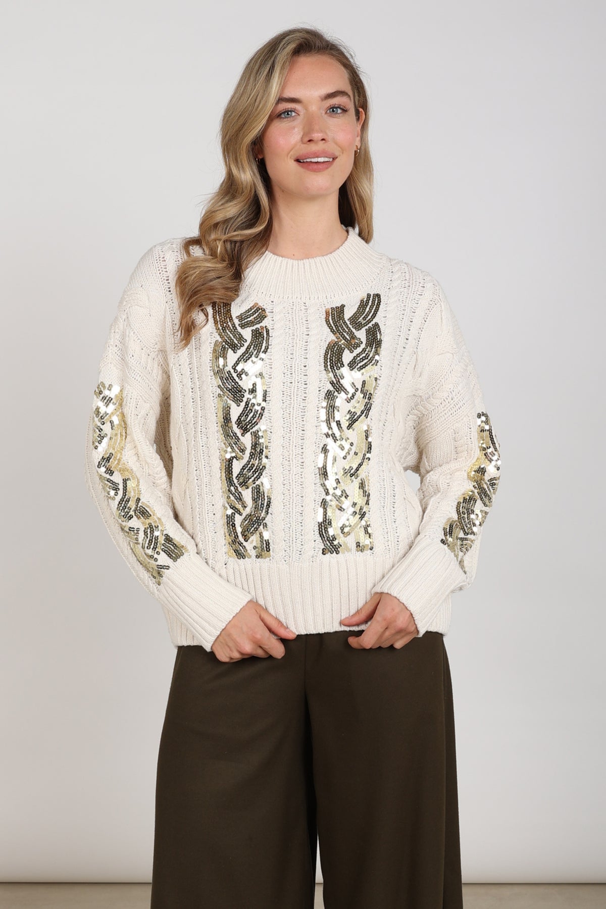 Offwhite Nukus Megan Paillet trui met glanzende pailletten en ronde hals, gedragen door een model.