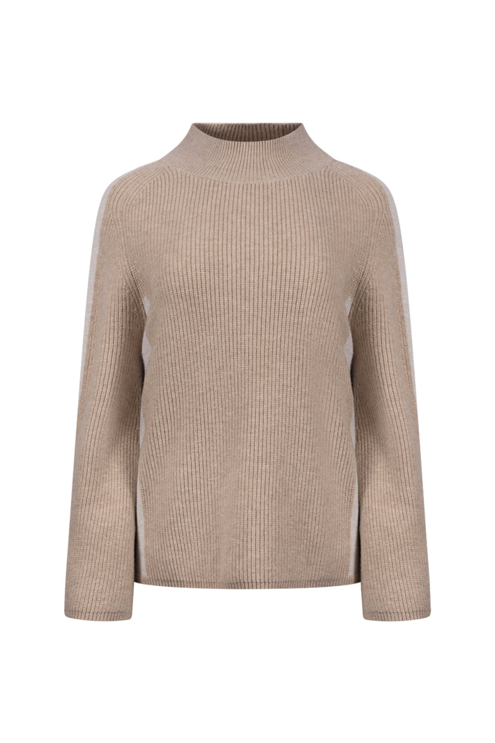Offwhite Nukus trui Mindy Sand NKF03084 met zachte stof en losse pasvorm, gedragen door een model met lange mouwen.