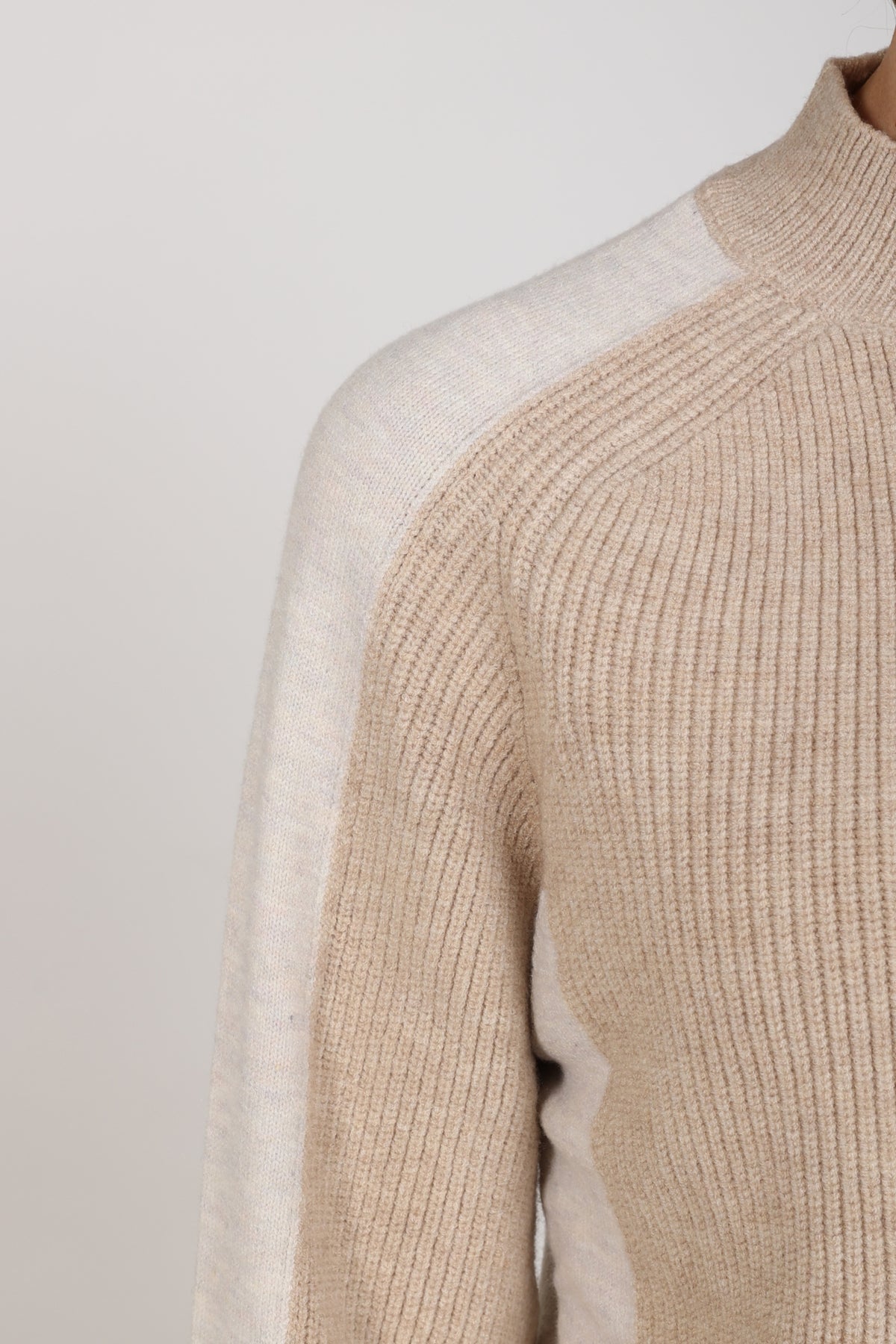 Offwhite Nukus trui Mindy Sand NKF03084 met zachte stof en losse pasvorm, zichtbaar op de afbeelding.