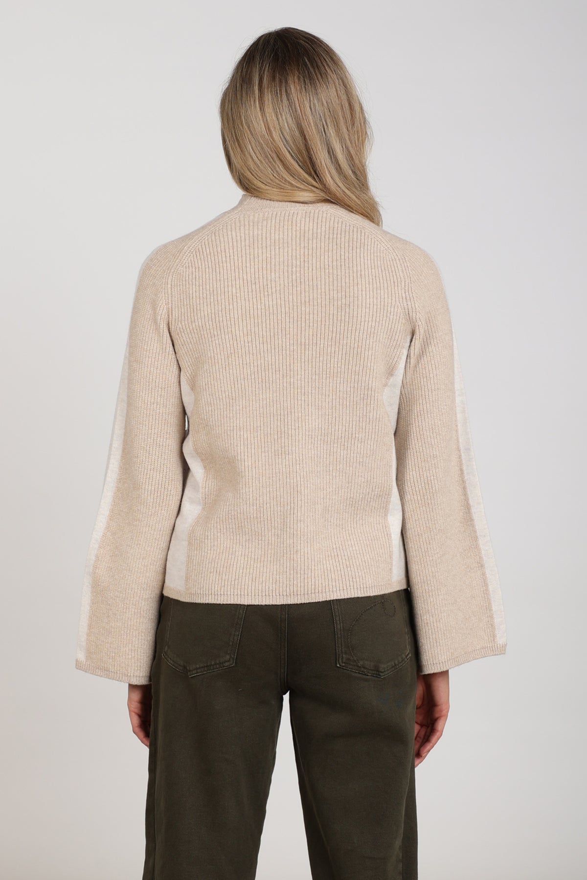 Zachte offwhite trui Mindy Sand van Nukus met lange mouwen en comfortabel pasvorm, getoond op een model.