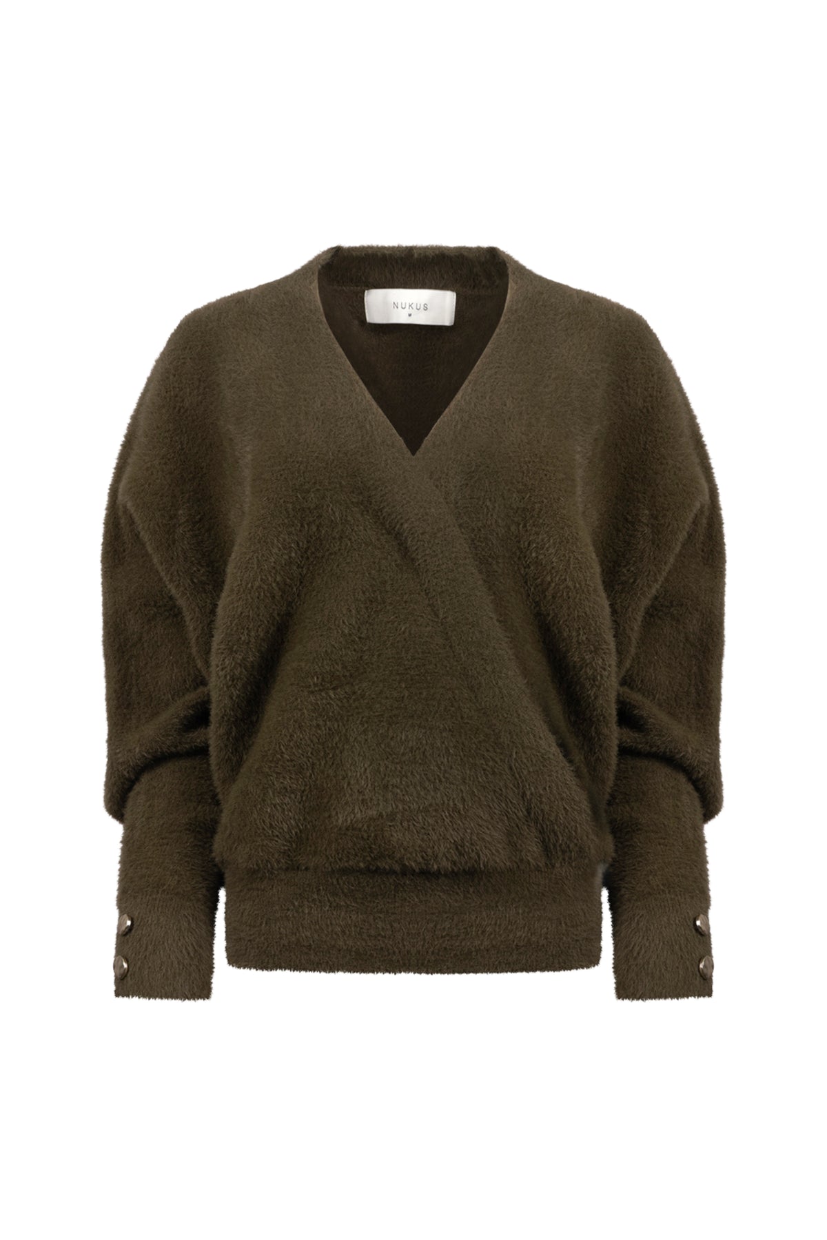 Nukus Beau Wrap Moss trui, donkergroene katoenen trui met lange mouwen en omslagstijl, gedragen door model.