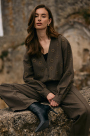 Moss groene blouse Anika Studs van Nukus, met geribd textuur en stijlvolle pasvorm, afgebeeld op model.
