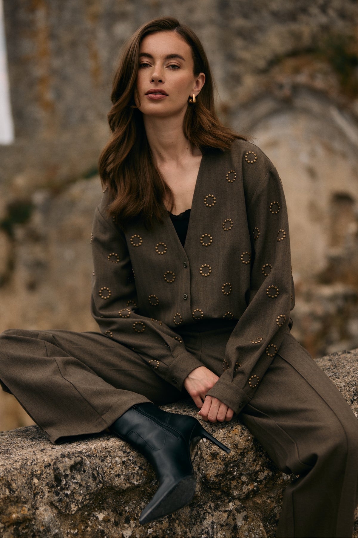 Moss groene blouse Anika Studs van Nukus, met geribd textuur en stijlvolle pasvorm, afgebeeld op model.