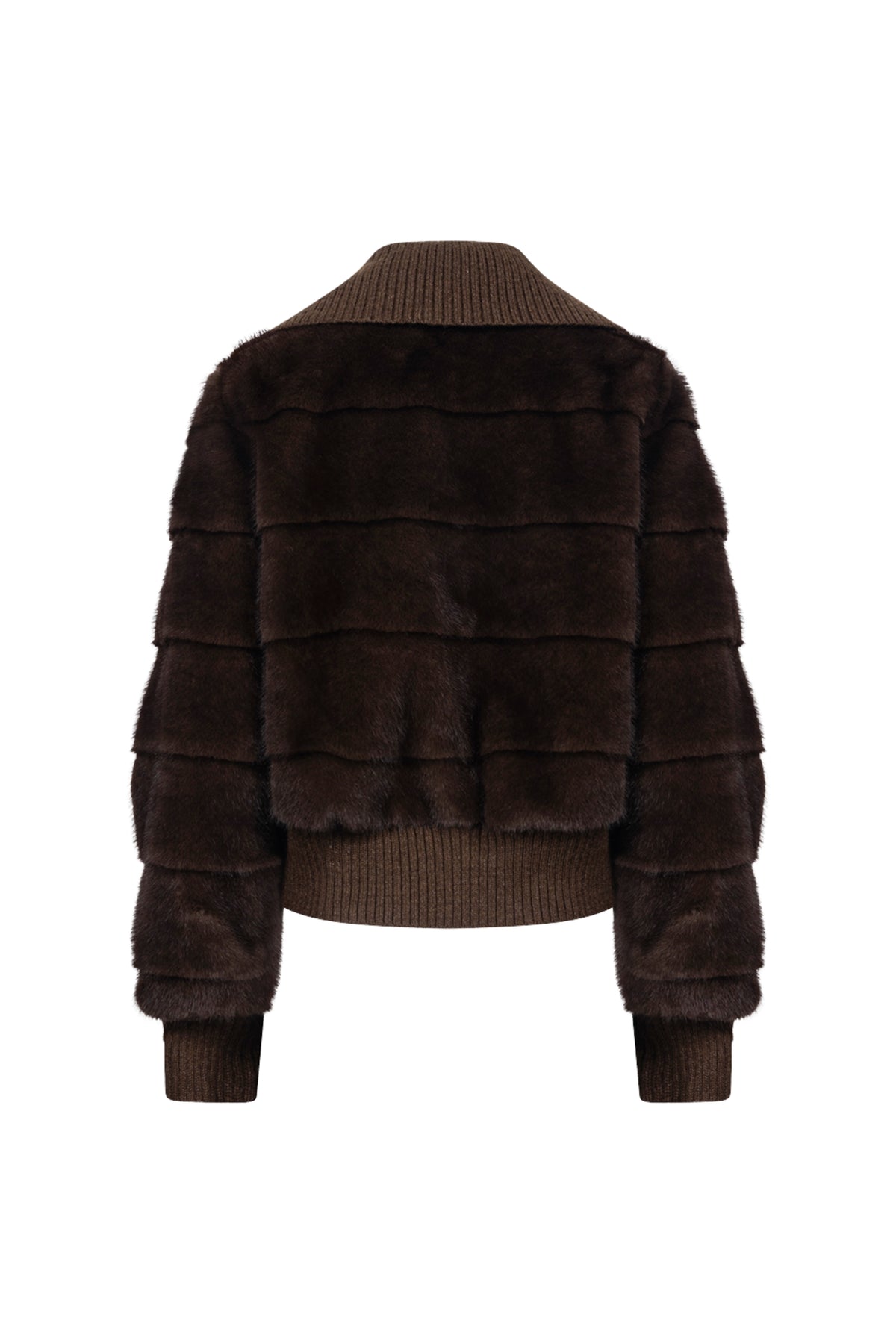 Donkerbruine Manuela jas voor dames van Nukus met knoopsluiting en stijlvolle details, gedragen door een model.
