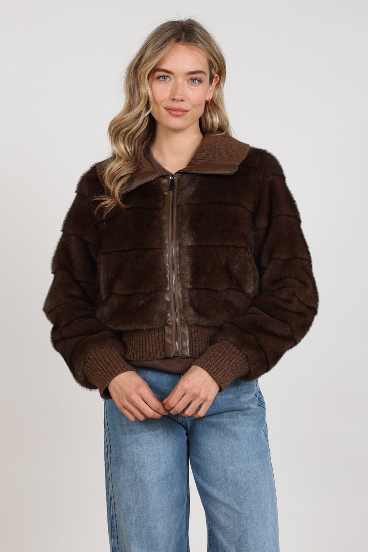 Nukus Manuela chocolade winterjas voor dames, warme jas met capuchon en ritssluiting, modieus en comfortabel.