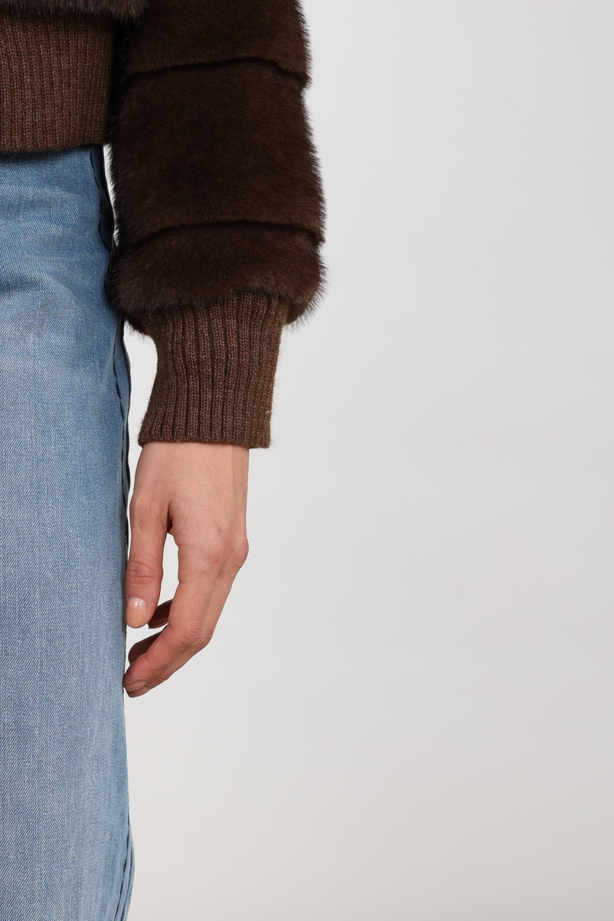 Donkerbruine Manuela jas voor dames van Nukus, met rits en comfortabele pasvorm, getoond op een model.