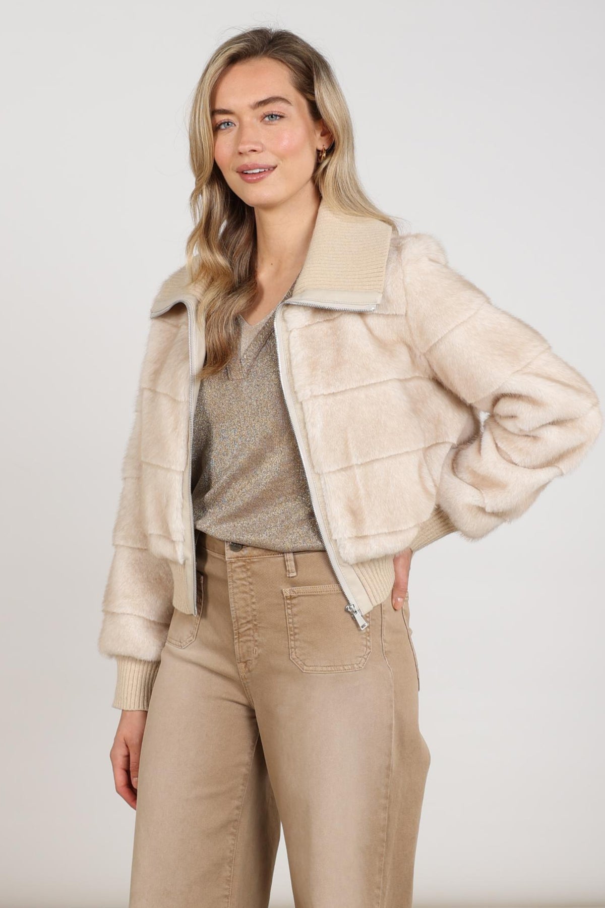 Nukus Manuela Sand jas met ritssluiting en capuchon, stevig en warm voor dames, zichtbaar op de afbeelding.