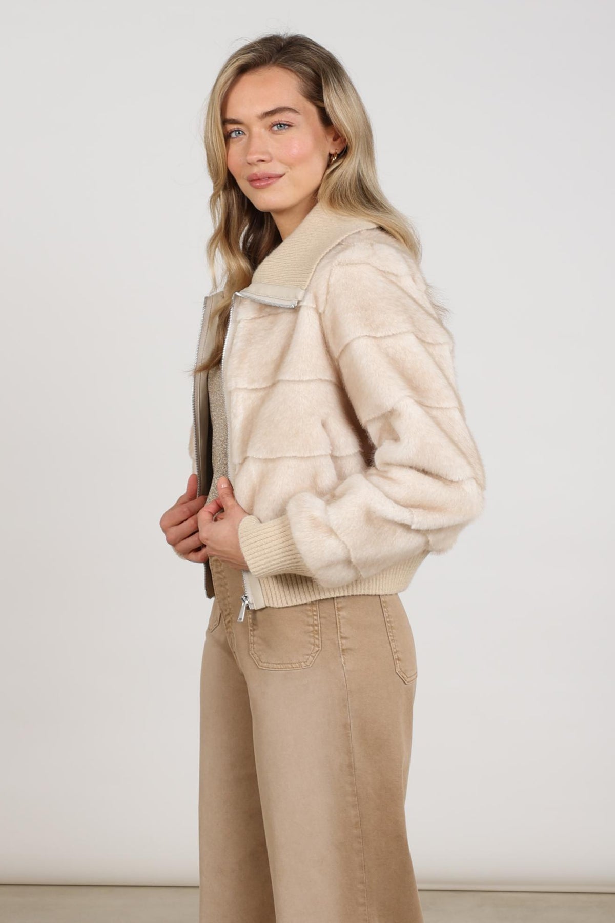 Lichte Manuela Sand jas voor dames van Nukus met capuchon en ritssluiting, geschikt voor herfst en lente.