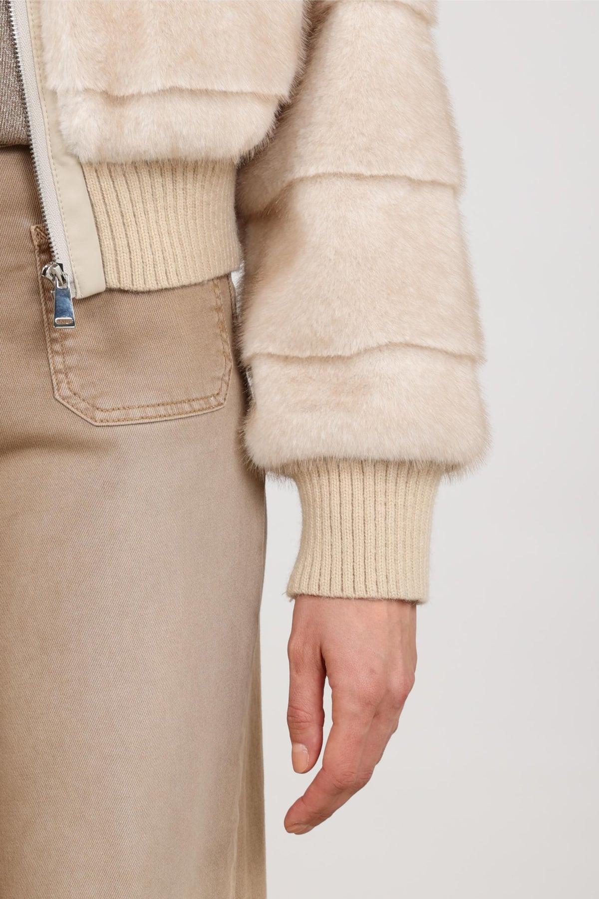 Nukus Manuela Sand jacket voor dames, lichtgewicht en casual, gedragen door een model met een neutrale achtergrond.