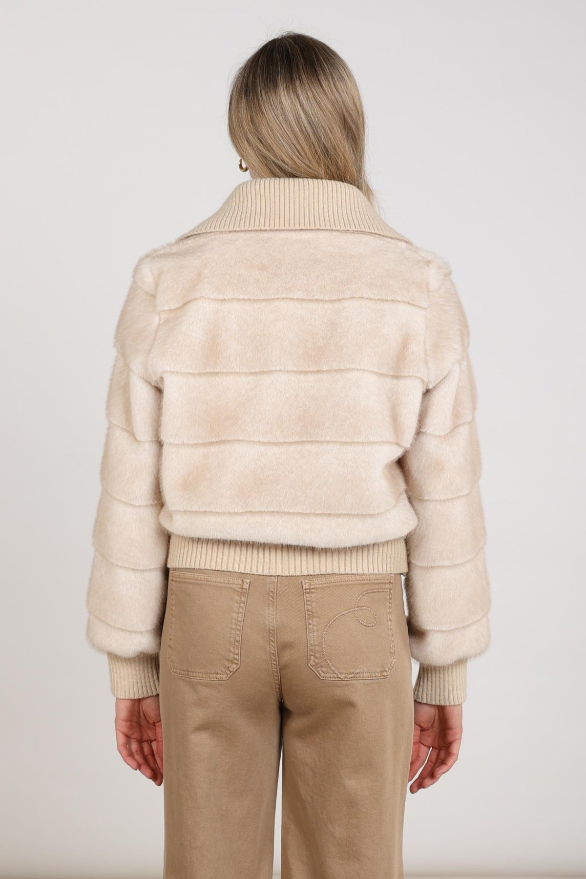 Lichte Manuela Sand Nukus jas voor dames met capuchon en ritssluiting, geschikt voor lente en herfst.