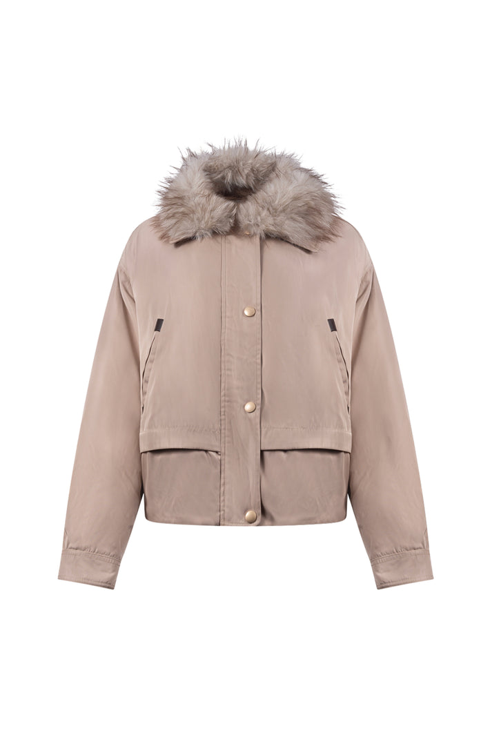 Nukus Jacket Paula Sand NKF12013, lichte damesjas met zakken en ritssluiting, modieus ontwerp in zandkleur.