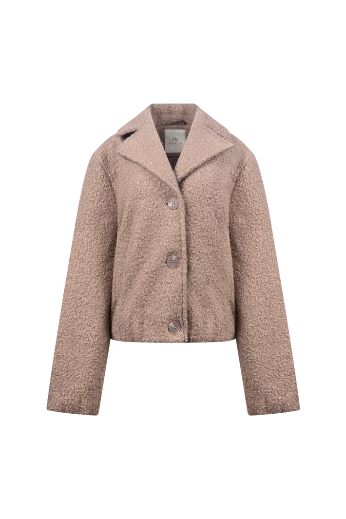 Taupe Nukus Madelin Bouclé jas met ronde hals en lange mouwen, zachte textuur en stijlvolle uitstraling.