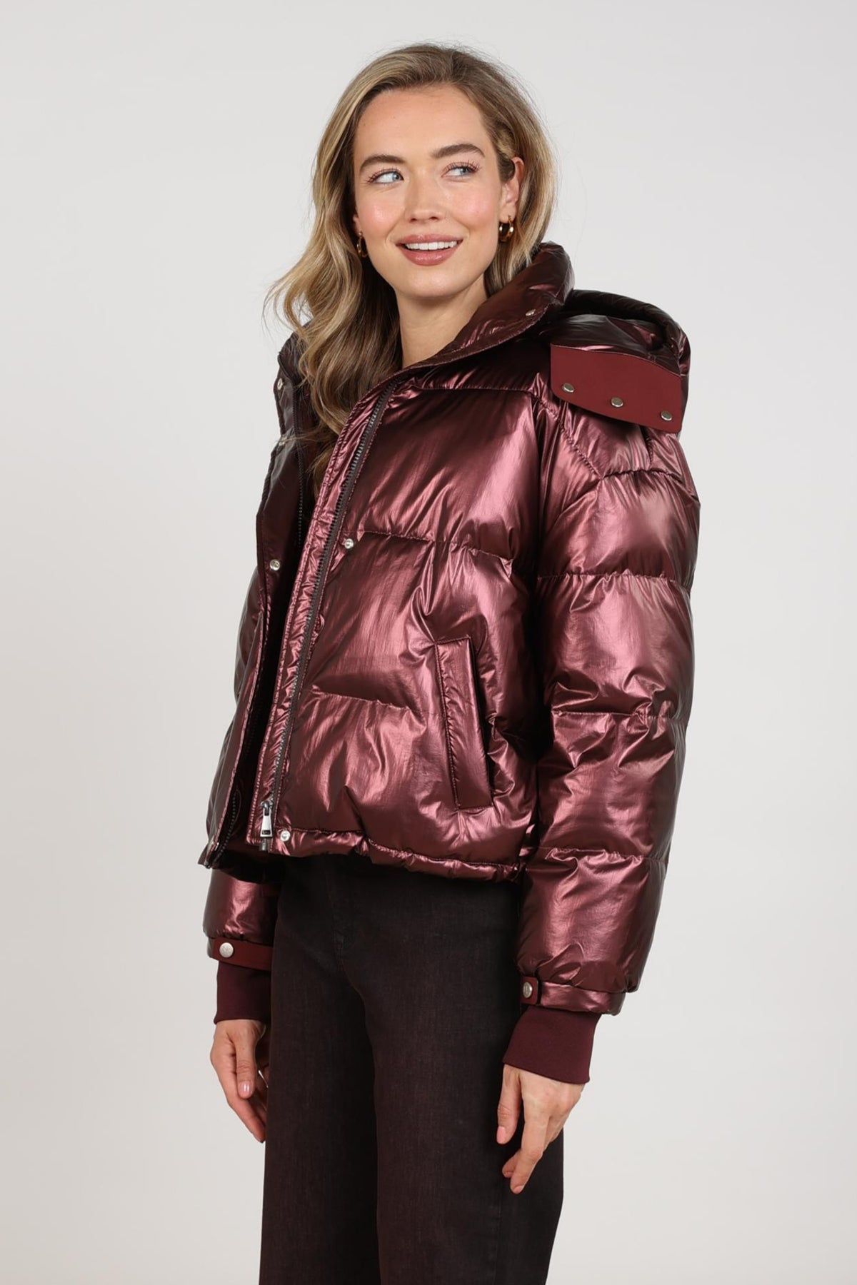 Nukus Melodi Metallic Cherry jas met glanzende metallic afwerking en stijlvolle pasvorm, zichtbaar op de afbeelding.