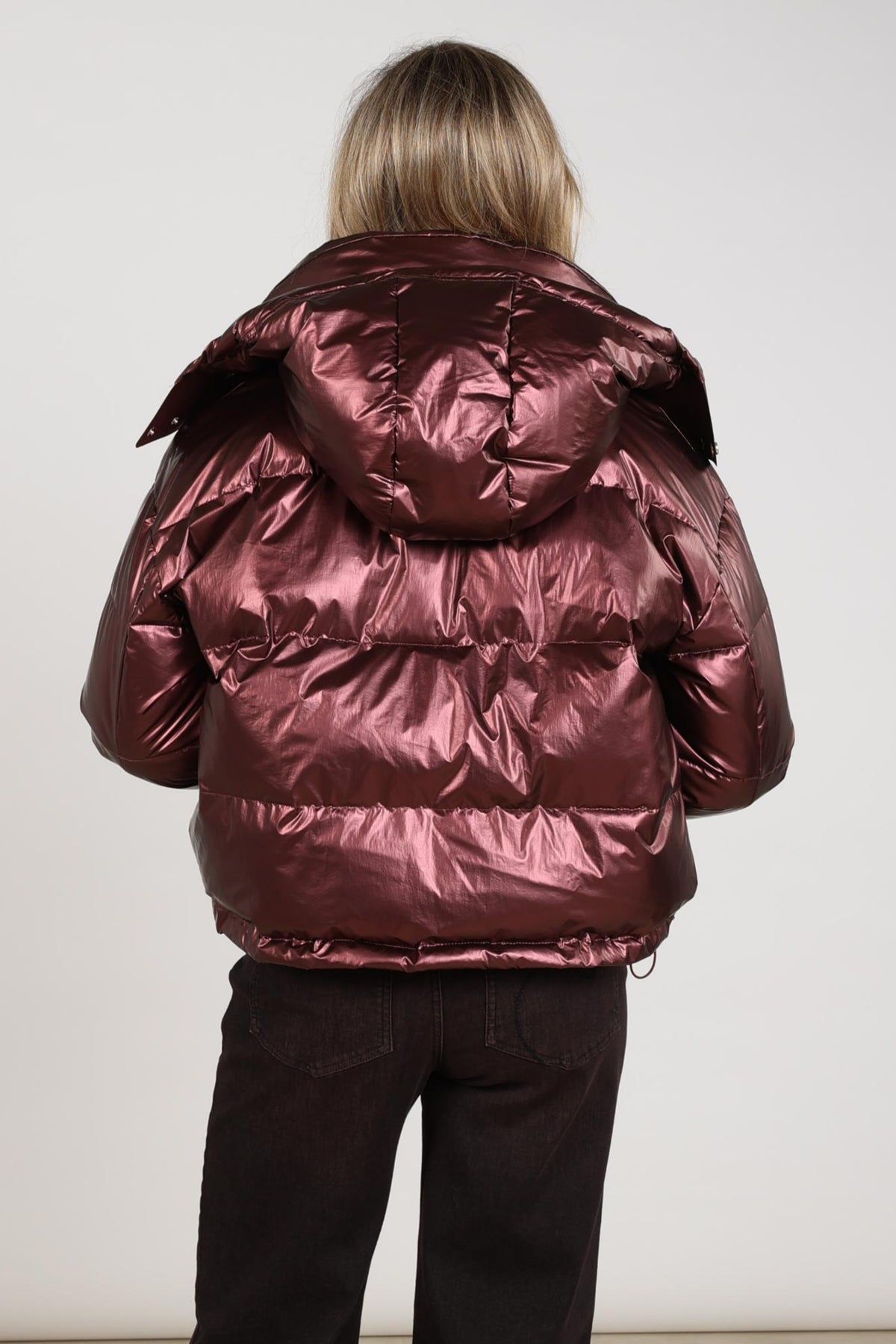 Nukus Melodi metallic kersenrode jas met capuchon en ritssluiting, modieus en warm, voor dames.