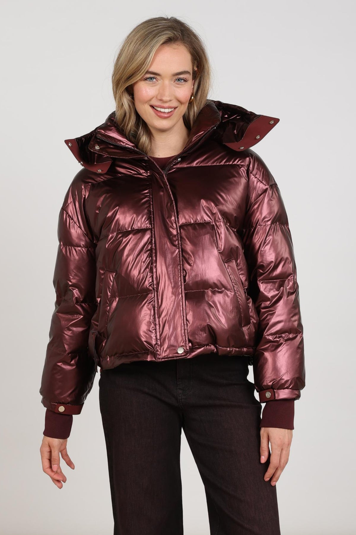 Nukus Melodi Metallic Cherry jas voor dames met glanzende metallic afwerking en stijlvolle pasvorm, zichtbaar op de afbeelding.