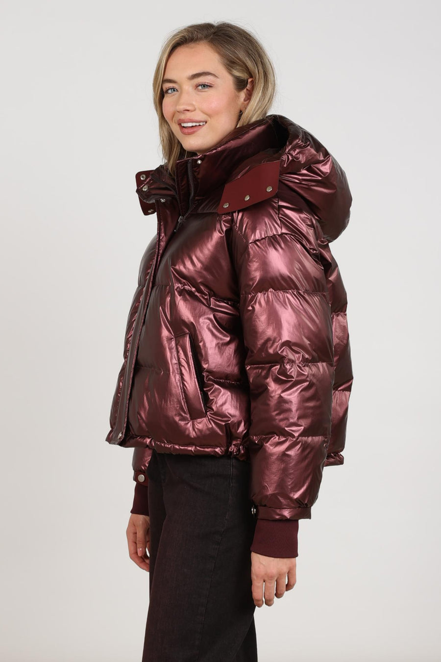Nukus Melodi Metallic Cherry jack met glanzende rood-zilveren afwerking en ritsdetails, gedragen door een model.