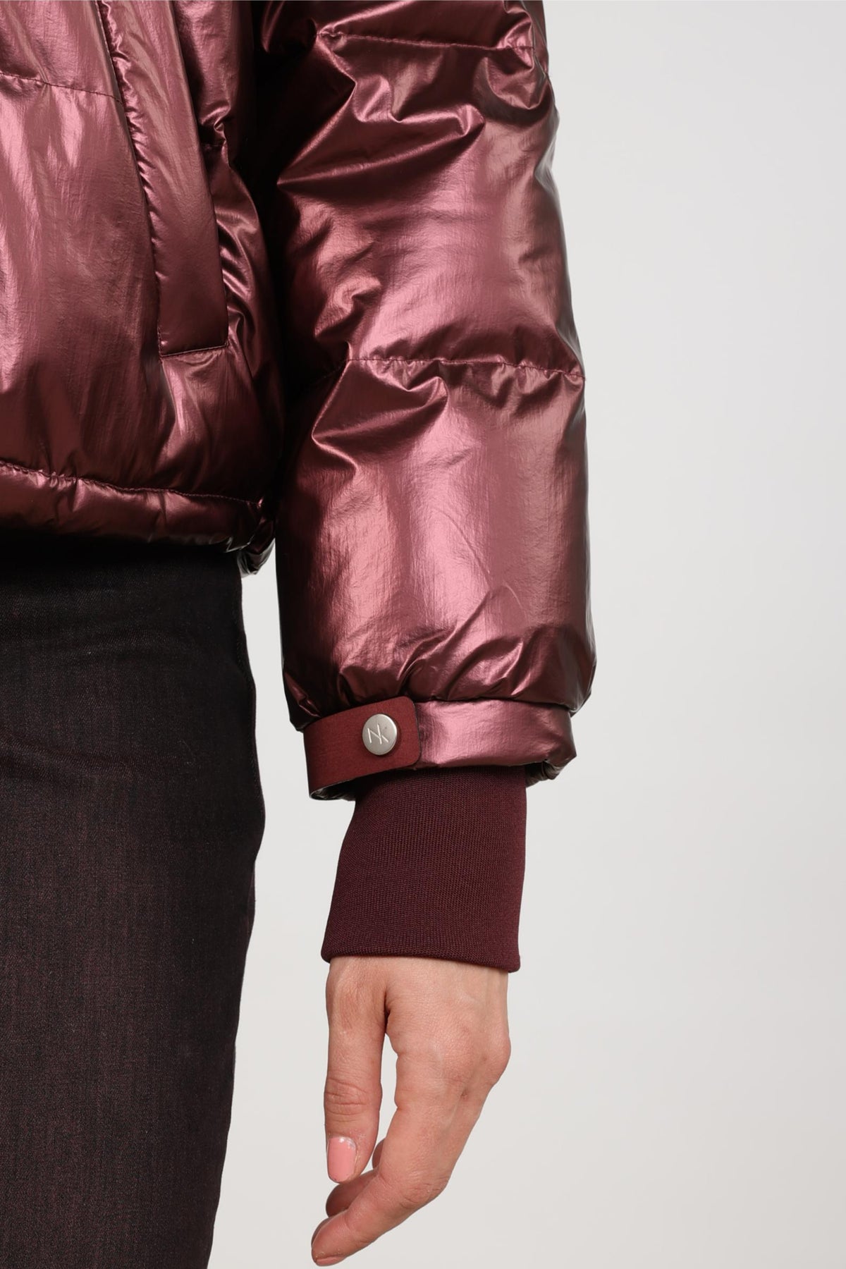 Donkere metallic kersenrode Nukus Melodi jas met capuchon en ritssluiting, modieus en warm voor dames.