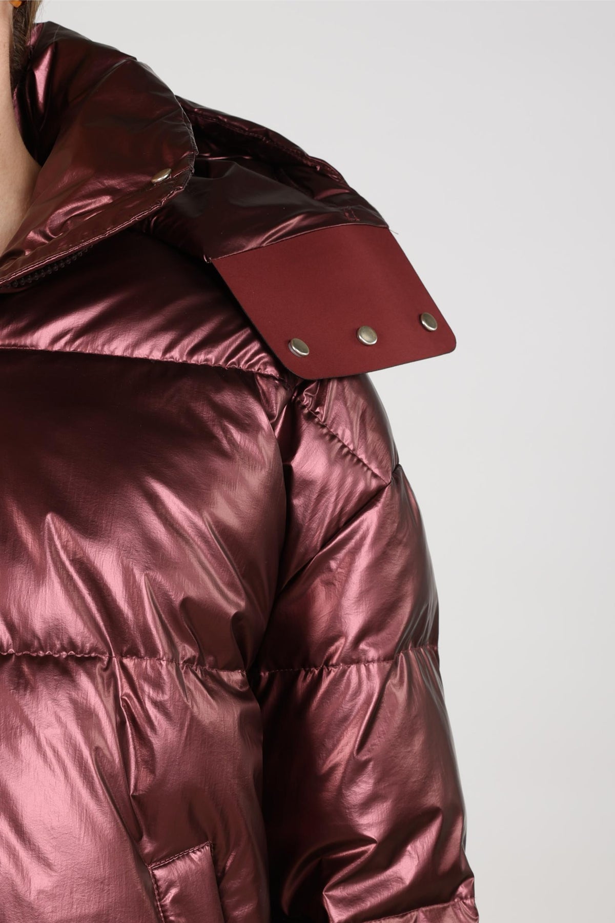 Nukus Melodi Metallic Cherry jas met glanzende afwerking en comfortabele pasvorm, zichtbaar in de afbeelding.