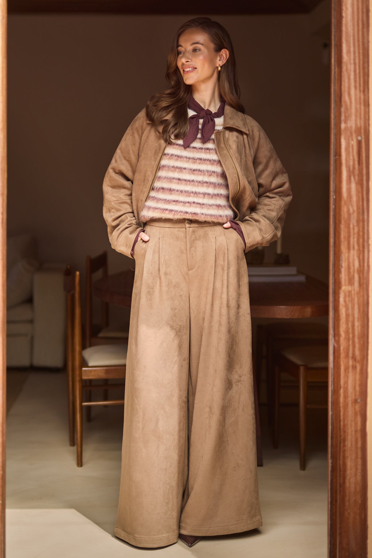 Taupe Nukus Daisey jas met capuchon en ritssluiting, getoond op een mannequin, perfect voor herfst en winter.