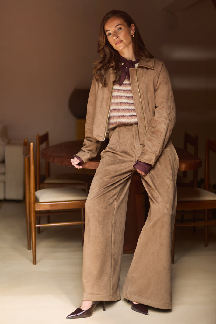 Taupe Nukus Daisey jas met capuchon en ritssluiting, getoond in een stijlvolle pose