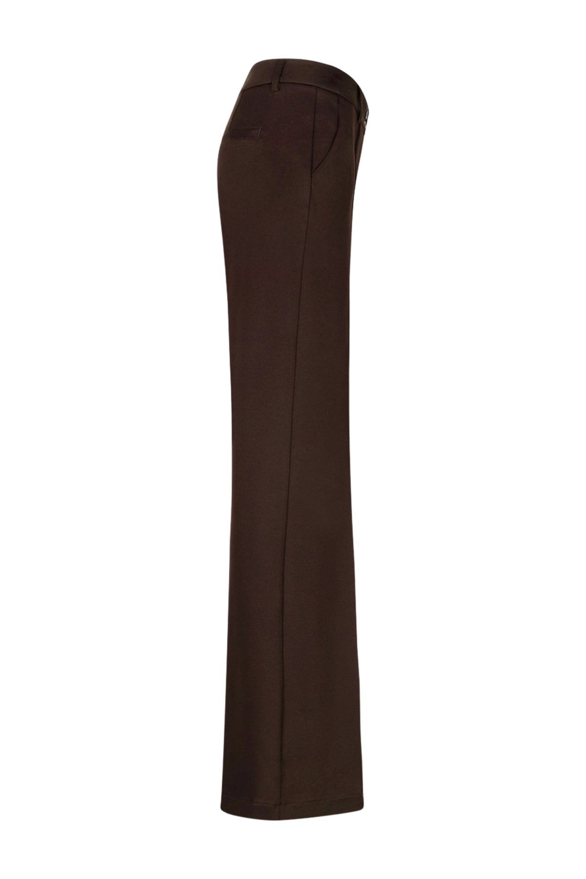 Bruine broek Brielle Punta van Red Button met rechte pasvorm en elastische taille, gedragen door een model.