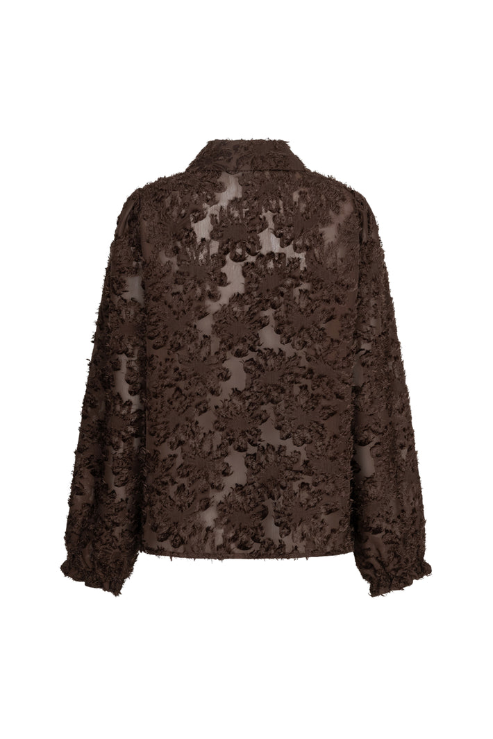 Bruine blouse met franjes van Red Button, zichtbaar met losse details en stijlvolle pasvorm in de afbeelding.
