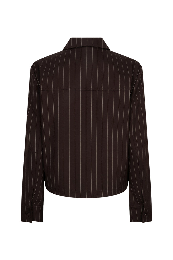 Espressogekleurde Red Button Punta Pinstripe jacket met fijne streepprint en knoopsluiting, gedragen door een model.